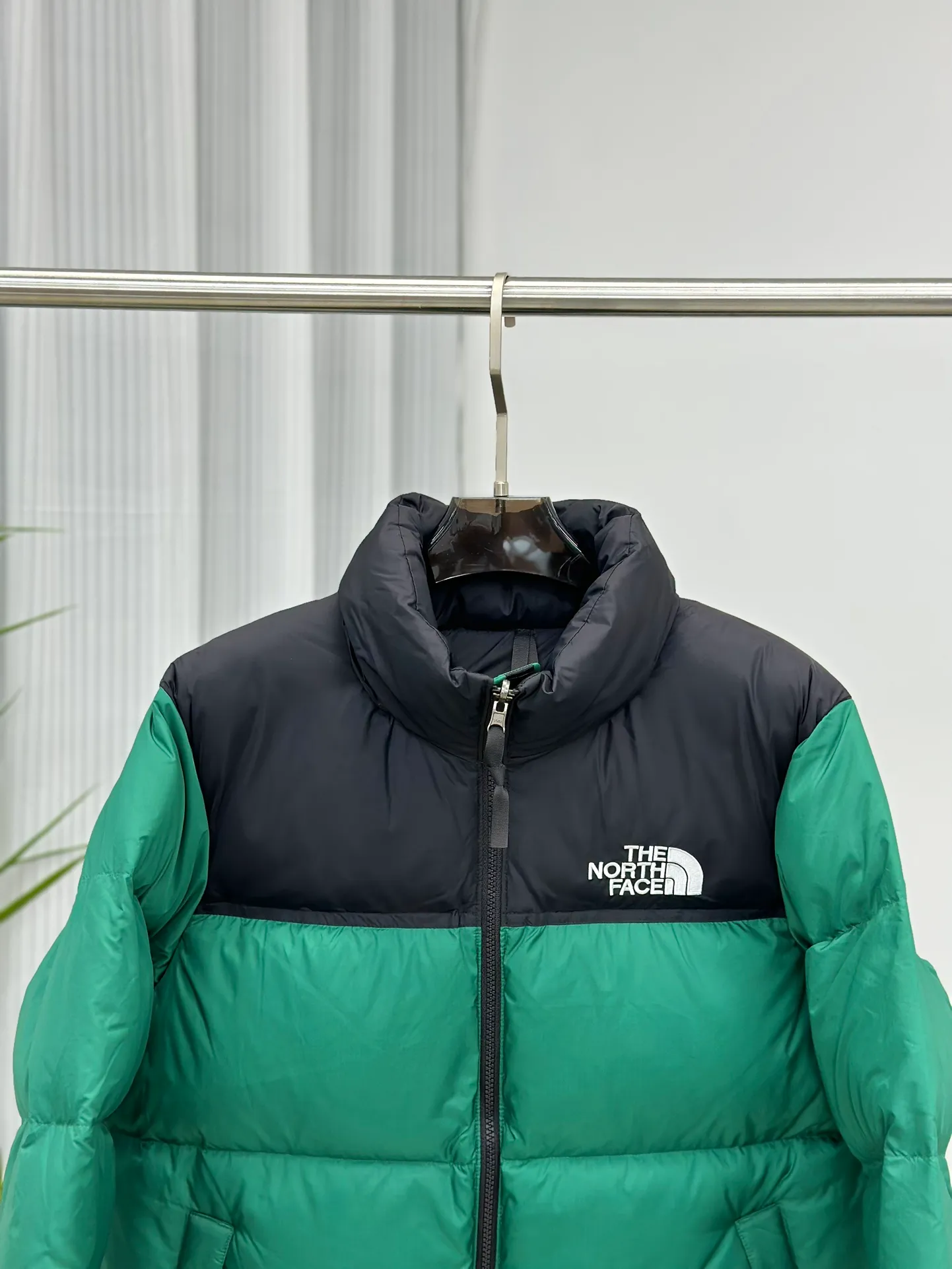 Style No.: Y 73 P250💰 Top 🔝 𝗧𝗵𝗲 𝗡𝗼𝗿𝘁𝗵 𝗙𝗮𝗰𝗲/𝟭𝟵𝟵𝟲 North Face Down Jacket [Dark Green] Size: XS S M L XL XXL